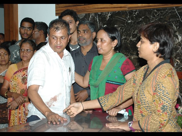 దేవషీస్ మృతదేహం వద్ద...