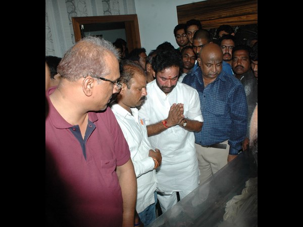 దేవశీష్ మృతదేహానికి నివాళులు