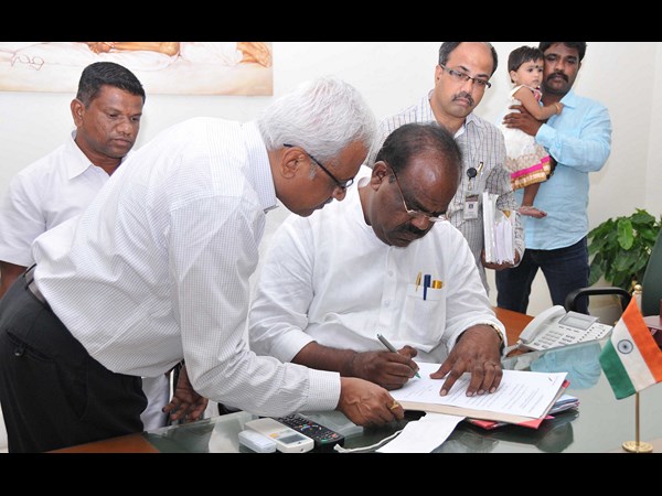 బాధ్యతలు స్వీకరిస్తూ..