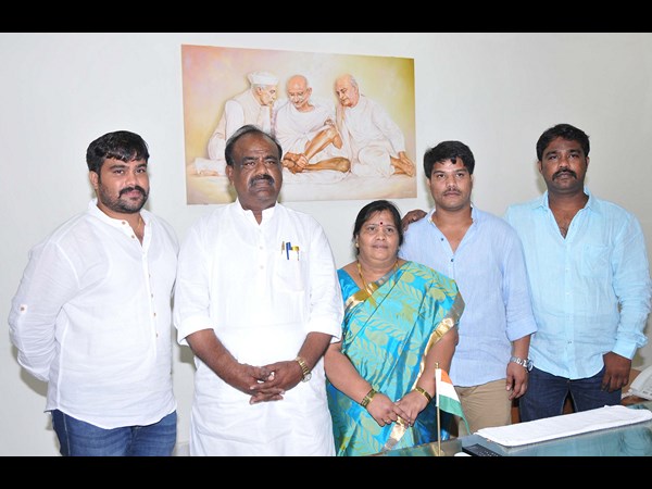 కుటుంబ సభ్యులతో..