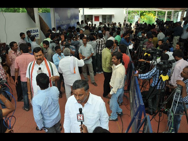 మీడియా పాయింట్ వద్ద కోలాహలం