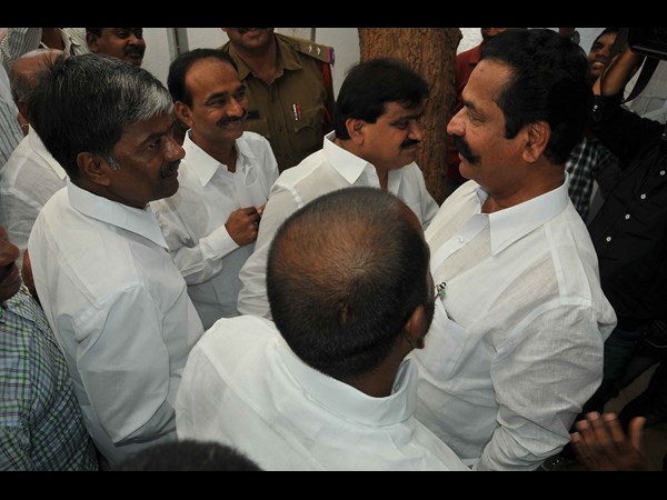 మంత్రులతో టిడిపి నేతలు