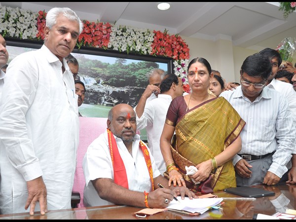మంత్రిగా బాధ్యతలు స్వీకరించిన జోగు