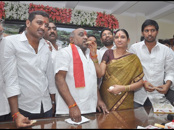 కుటుంబ సభ్యులతో..