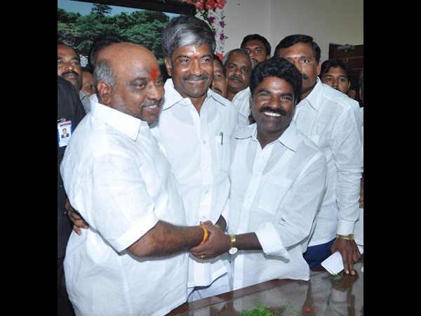 సహచరుల అభినందనలు