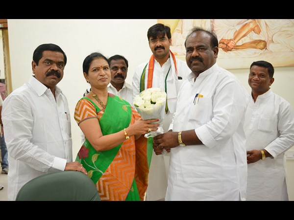 డికె అరుణ అభినందనలు