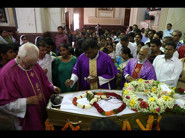 దేవాశిష్ అంతిమయాత్ర