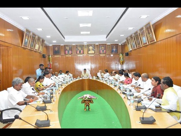 తొలి కేబినెట్ భేటీ