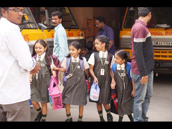 చిన్నారుల సందడి