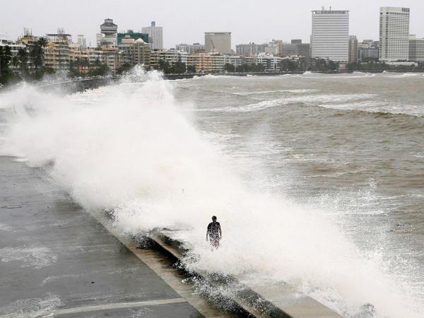ఎగిసిపడుతున్న అలలు