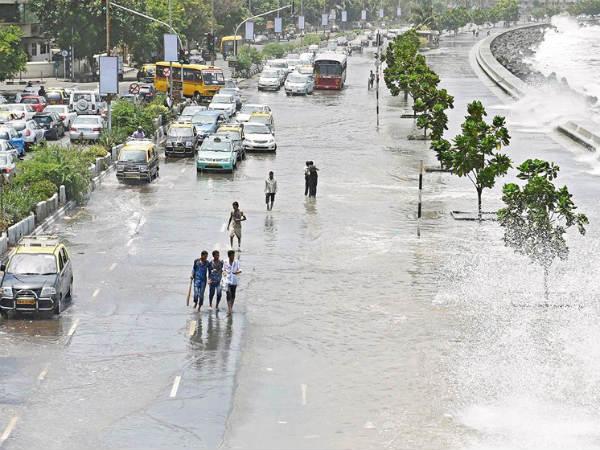 ఎగిసిపడుతున్న అలలు
