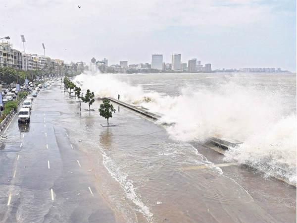ఎగిసిపడుతున్న అలలు