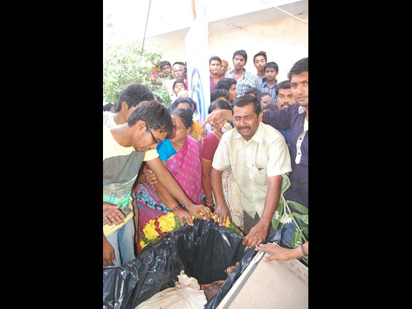 కన్నీటి వీడ్కోలు