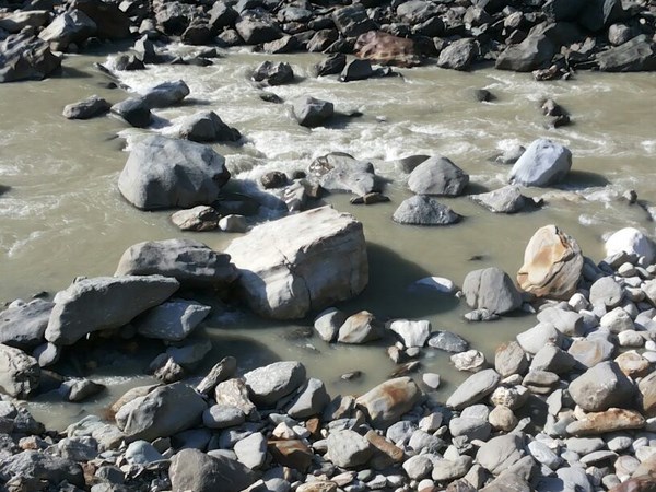 బియాస్ నదిలో రాళ్ల మధ్య