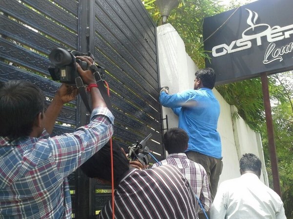 తాళాలు వేశారు...