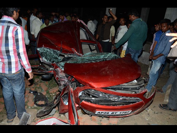 వాహనాలు నుజ్జునుజ్జు