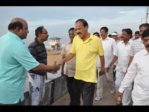 కరచాలనాలు, పలకరింపులు..