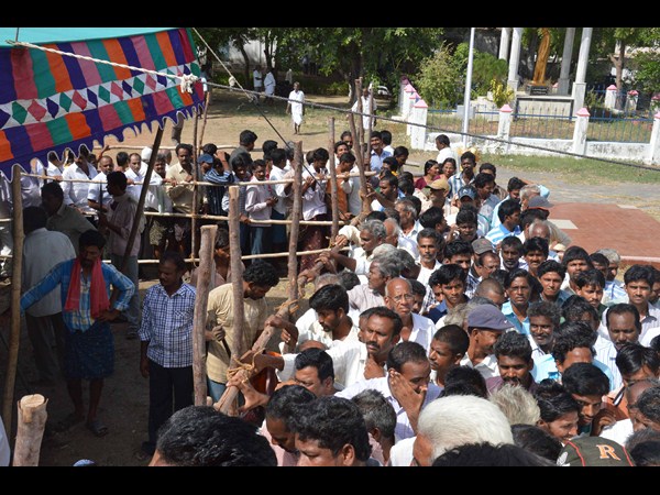 ప్రజల నివాళులు...