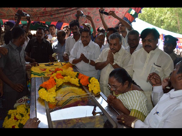 ఏడ్చేశారు ఇలా..