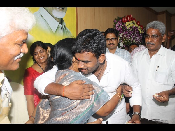 పరిటాల సునీత తనయుడు శ్రీరామ్