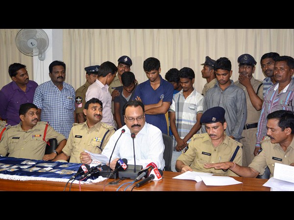 దోపిడీ దొంగల అరెస్ట్