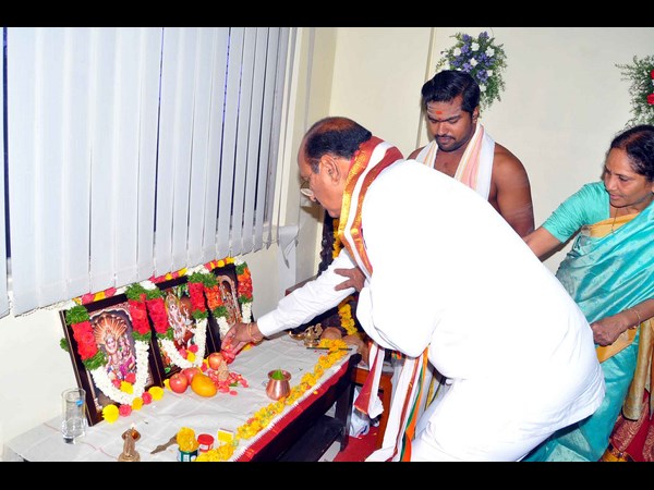 కామినేని బాధ్యతల స్వీకరణ