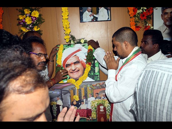 ఎన్టీఆర్‌కు నివాళి