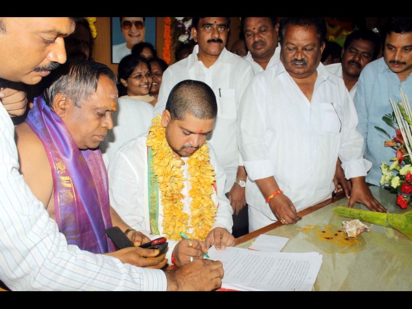 స్వీటు తినిపించారు...