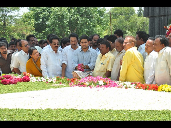 ఎన్టీఆర్‌కు నివాళి