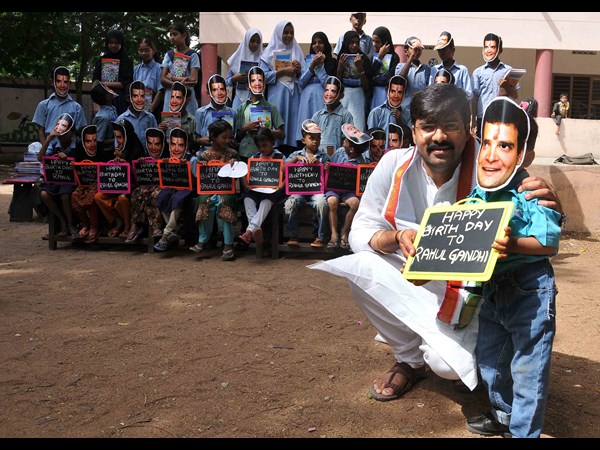 చిన్నారులతో టి నేత చిన్నారులతో టి నేత