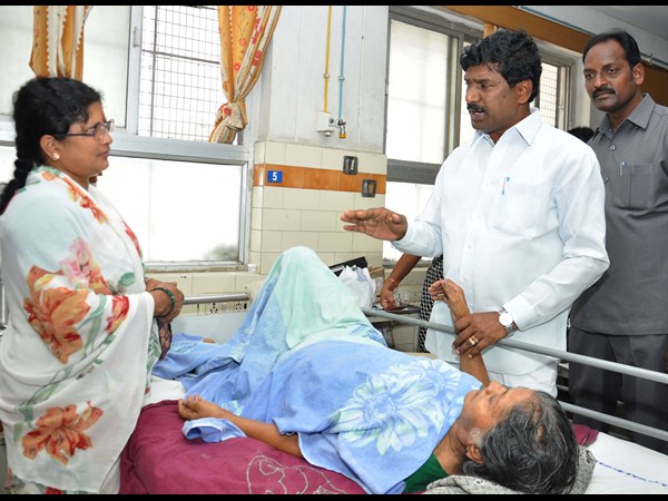 వైద్య సేవలపై ఆరా..