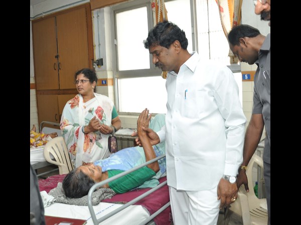 రోగుల వద్దకు వెళ్లి...