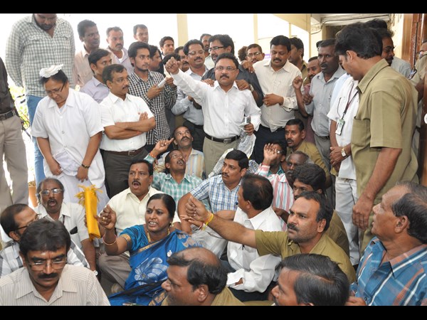 ప్రత్యేకంగా సమావేశం