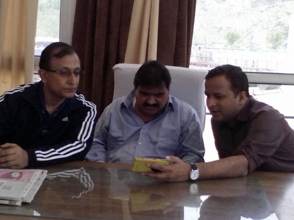 అధికారులతో మహేందర్ రెడ్డి