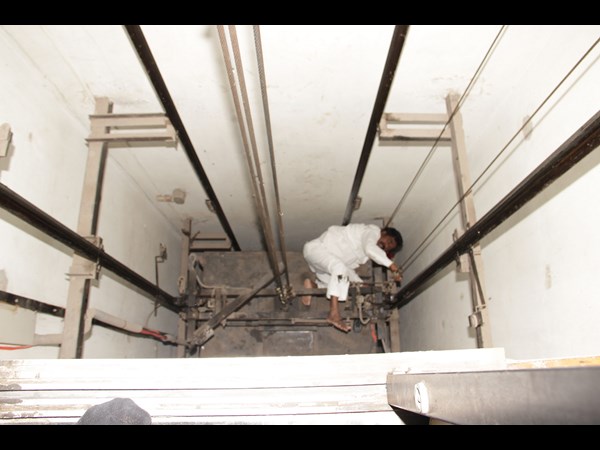 లిఫ్ట్ ప్రమాదంలో రత్నం..