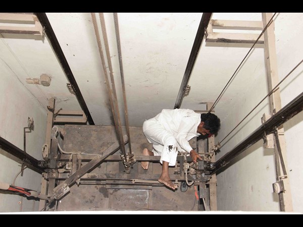 లిఫ్ట్ ప్రమాదంలో రత్నం...