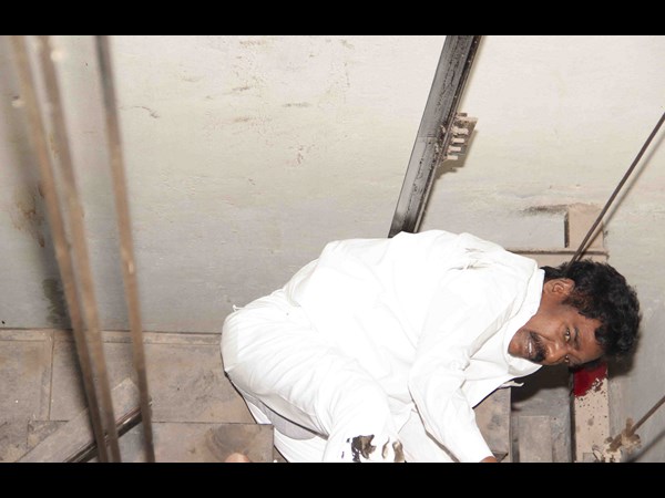 లిఫ్ట్ ప్రమాదంలో రత్నం...