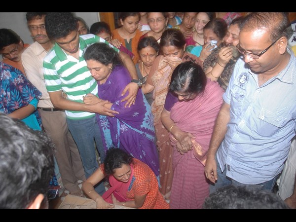 శోకమూర్తిగా మారిన తల్లి