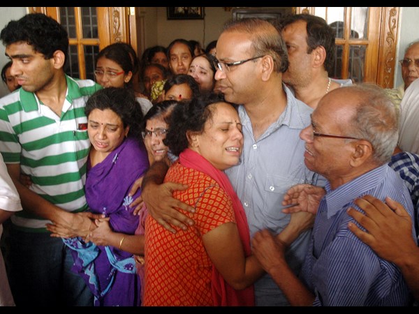 బాక్సులో మృతదేహం