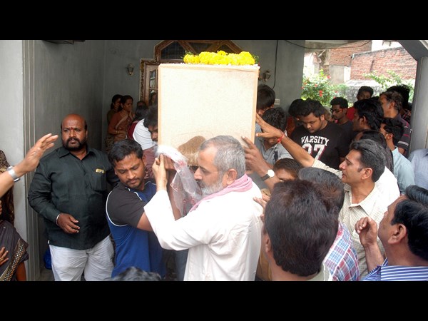 అశ్రనయనాల మధ్య అంత్యక్రియలు