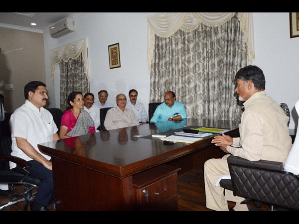 బాబుతో నిర్మలా సీతారామన్ భేటీ