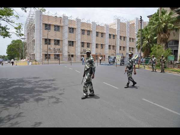 సచివాలయంలో బారికేడ్లు