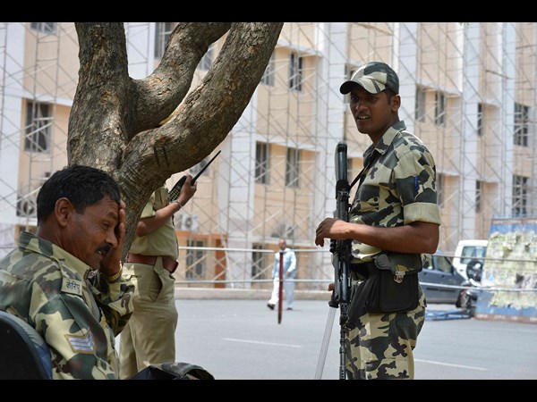 సచివాలయంలో బారికేడ్లు