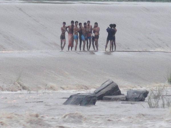 Jharkhand: Ten teenagers rescued after floodgates opened at Tenughat dam Jharkhand: Ten teenagers rescued after floodgates opened at Tenughat dam