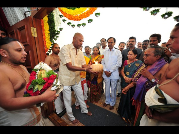 అధికారిక నివాసంలోకి కెసిఆర్