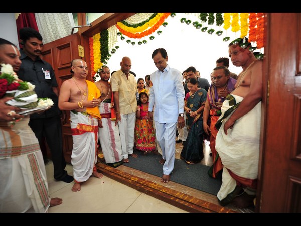 కుడికాలు పెట్టారు.