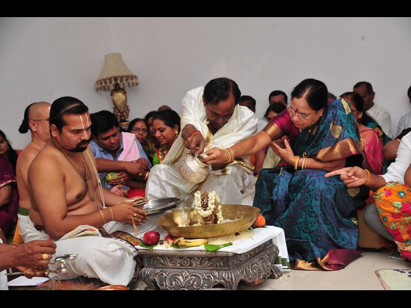 సతీమణి శోభతో కలిసి...