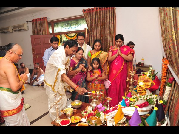 కూతురు, కుమారులతో కలిసి..