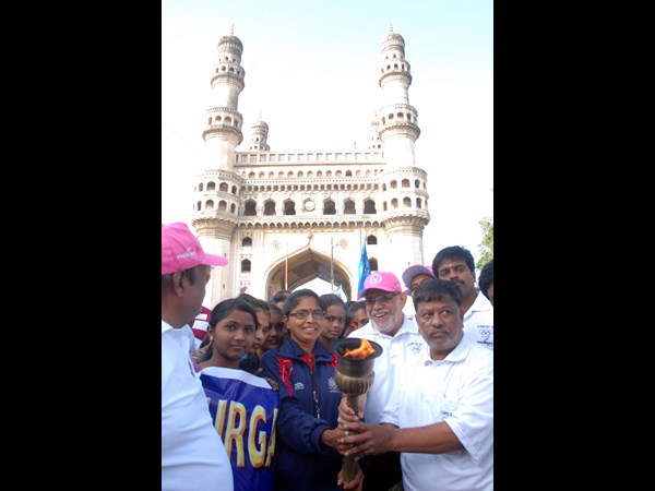 చారిత్రక చార్మినార్ వద్ద