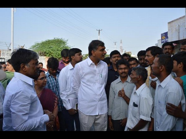 మార్కెట్ వద్ద..